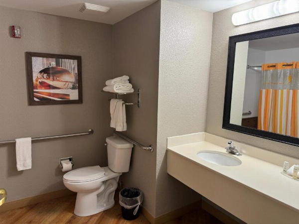 La Quinta by Wyndham Bannockburn-Deerfield image 47